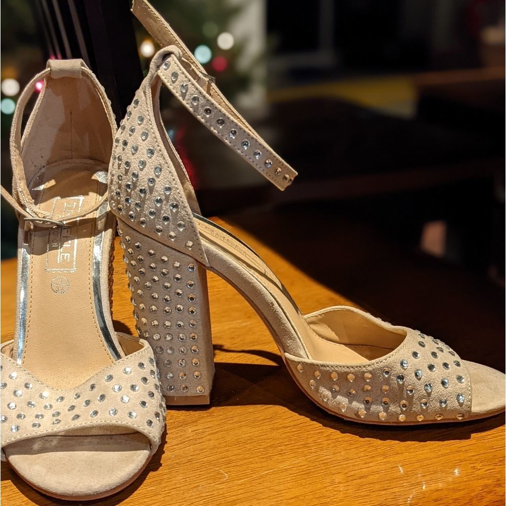 💥Sale💥Truffle Collection women's sz 7 embellished block heels with ankle strap